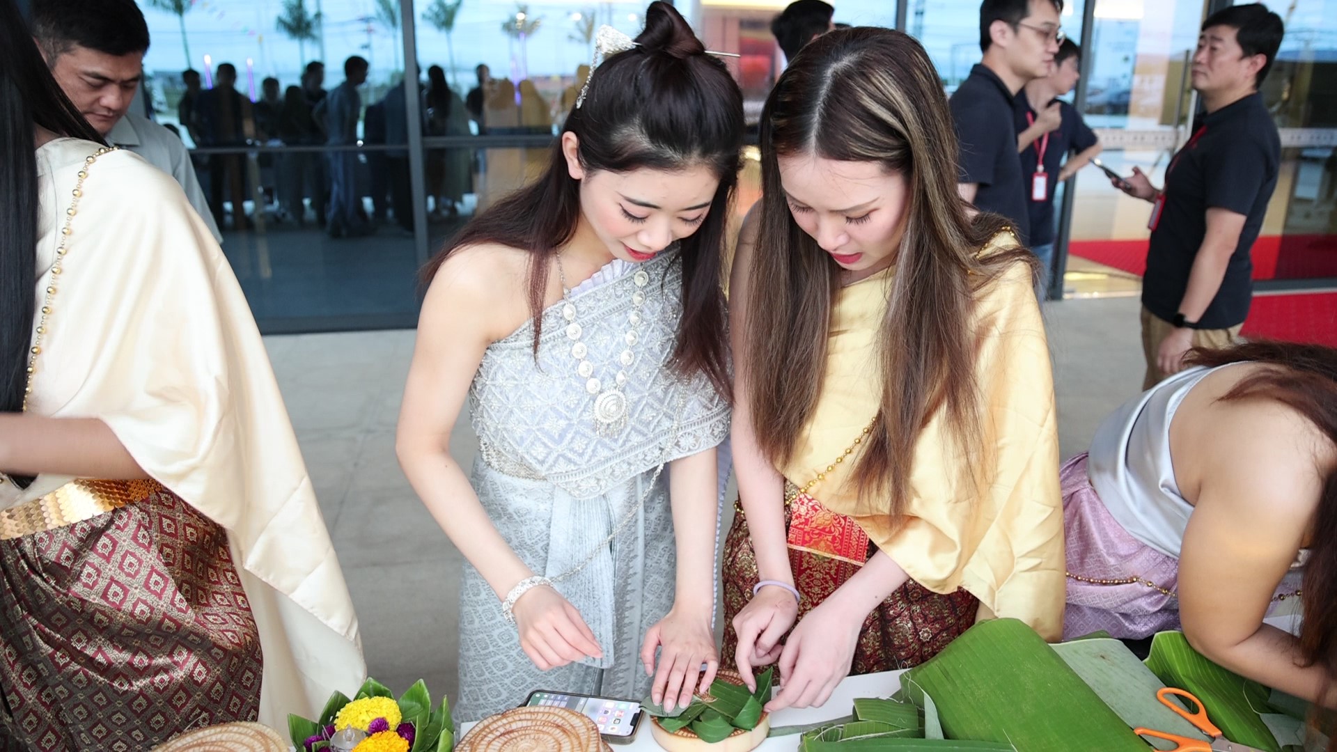 巧手翻飛，把歡樂(lè)折進(jìn)水燈里